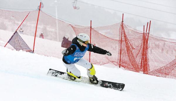 2月12日，首届北京滑雪公开赛举办，大小雪友在大回转项目中展示出专业风采。