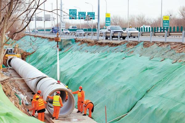 2月14日，西五环晓月苑新增出口工程正在加紧建设。