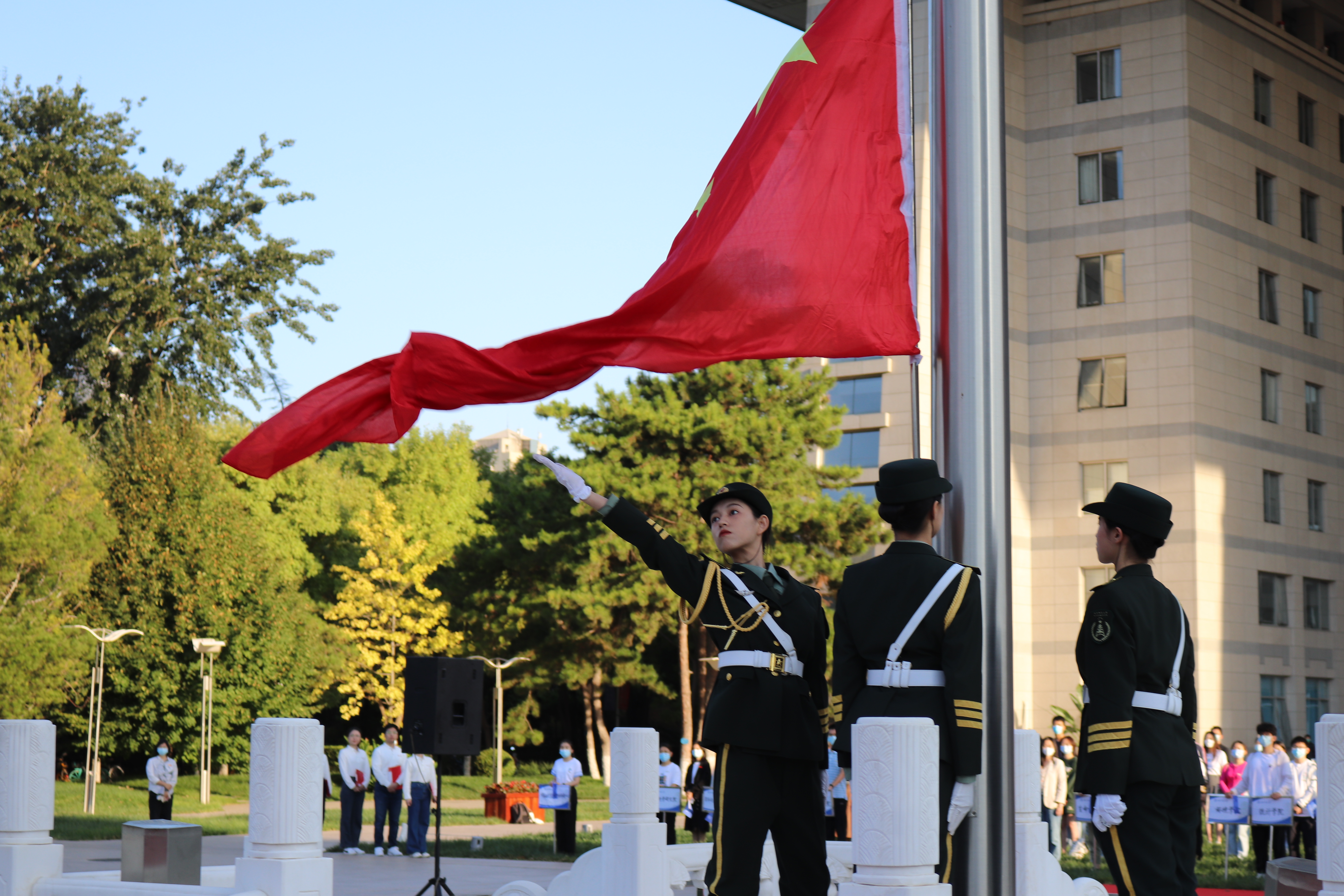 北京师范大学国旗班升国旗。