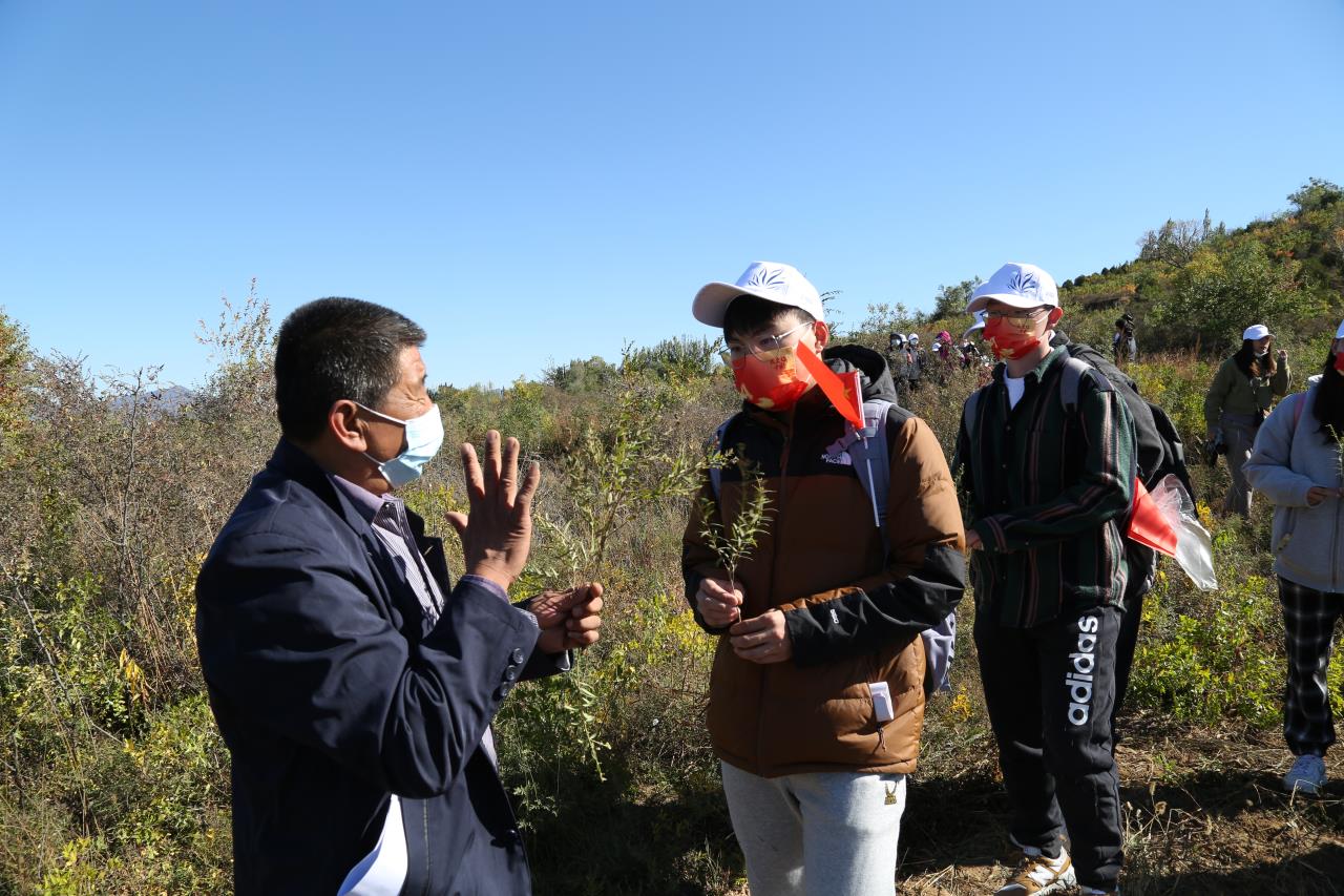 首都师范大学学生在第一班主任带领下开展主题活动 调研乡村振兴。