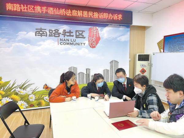 2月22日，酒仙桥法庭的法官为南路社区居民现场普法。