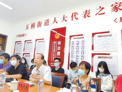 通州区玉桥街道召开市民专场座谈会，听取条例实施情况的意见建议。（资料片）