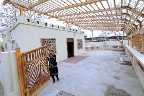 和田市伊里其乡阿热坎特村在北京援疆资金支持下实施了庭院改造项目，147户村民住上了漂亮的新居。
