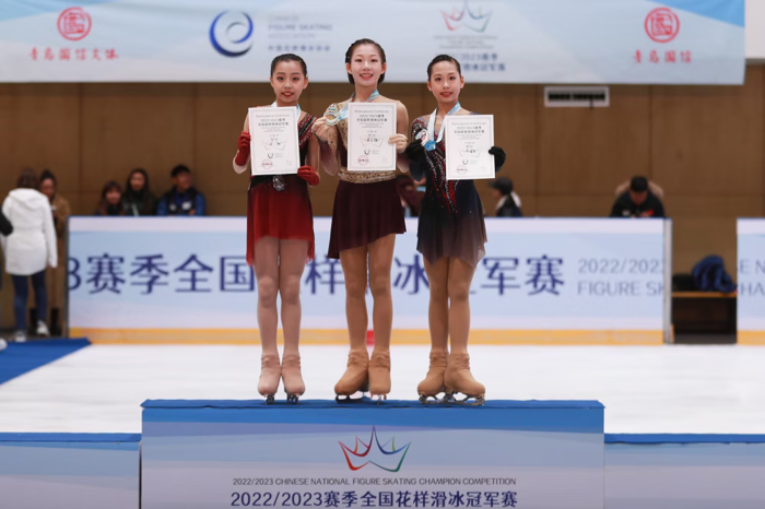 北京市运动员包揽2022-2023赛季全国花样滑冰冠军赛女子单人滑前三名