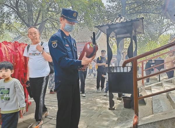消防救援人员正在检查景区的消防器材。
