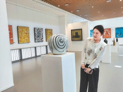 观众在“雄安印象”艺术厅参观艺术品展览。
