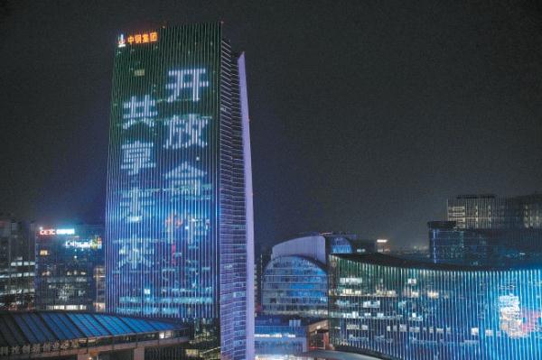 5月23日晚，中关村论坛主题灯光秀试灯。论坛召开期间将在中关村广场上演灯光秀。