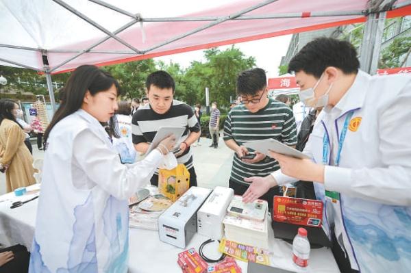 5月30日中午，海淀中关村紫金数码园里，北京市总工会、海淀区中关村街道总工会联合举办的职工沟通会现场十分热闹。