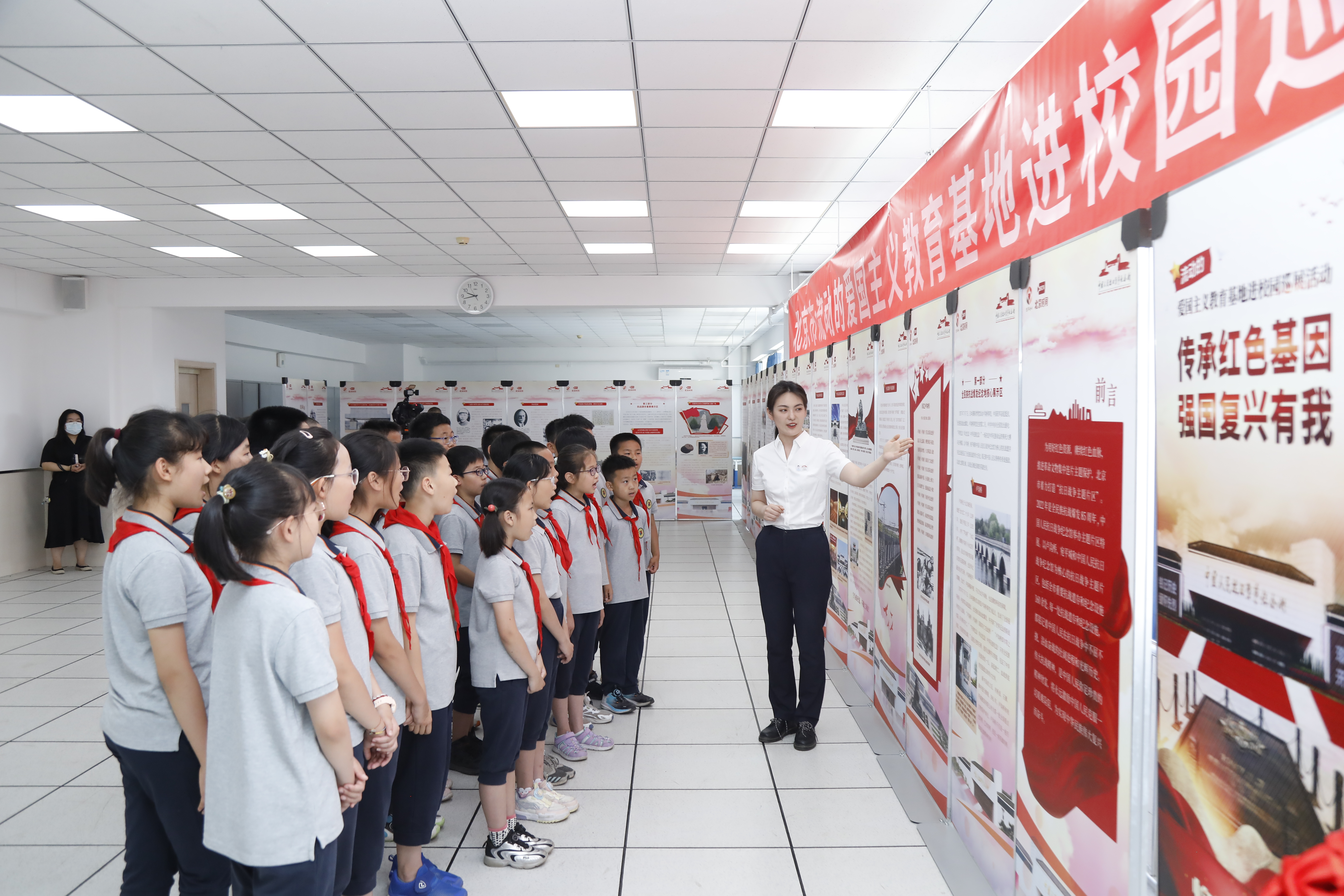中国人民抗日战争纪念馆讲解员为北京市第八十中学管庄分校汇星校区的学生们进行展板讲解