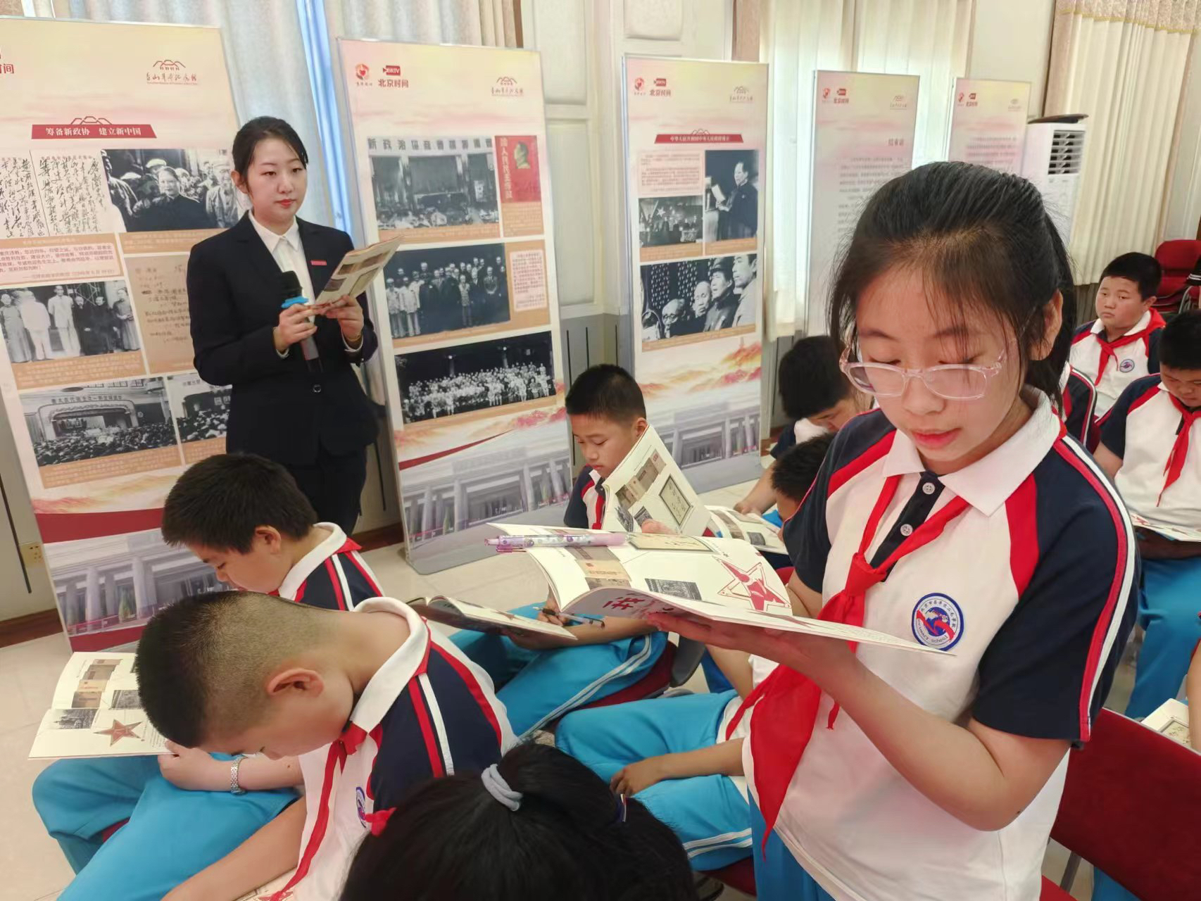 香山革命纪念馆宣教员为北京市昌平区二毛学校的学生们进行展板讲解