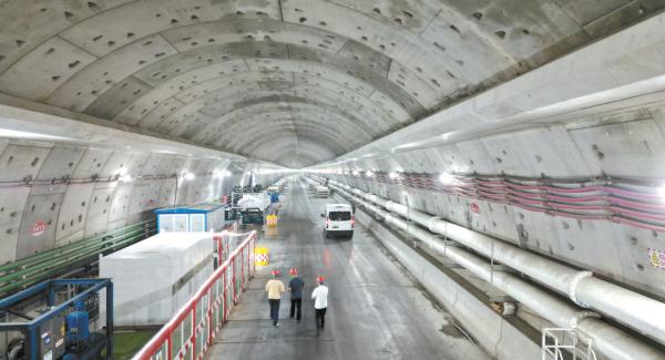 由管片拼装而成的圆形隧道，不仅为盾构机前进提供反向支撑，还是地下隧道的外壳及保护屏障。