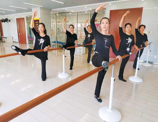 由居民组成的舞蹈团正在文体活动中心排练。北苑街道供图 由居民组成的舞蹈团正在文体活动中心排练。北苑街道供图