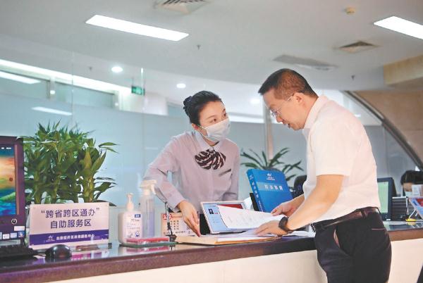 北京经开区政务服务中心“跨省通办”窗口，工作人员正在帮助企业办理跨省业务。