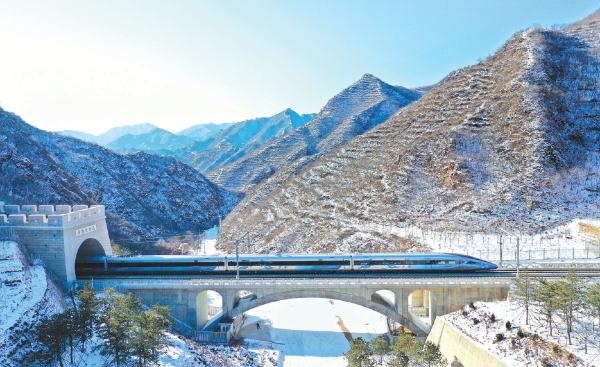 冬奥涂装版“瑞雪迎春”复兴号列车穿过居庸关隧道。
