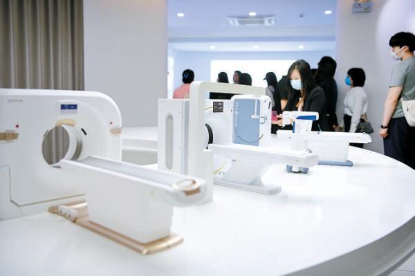 位于亦庄的赛诺威盛科技公司,展厅中展示各种型号的CT设备模型。 位于亦庄的赛诺威盛科技公司,展厅中展示各种型号的CT设备模型。