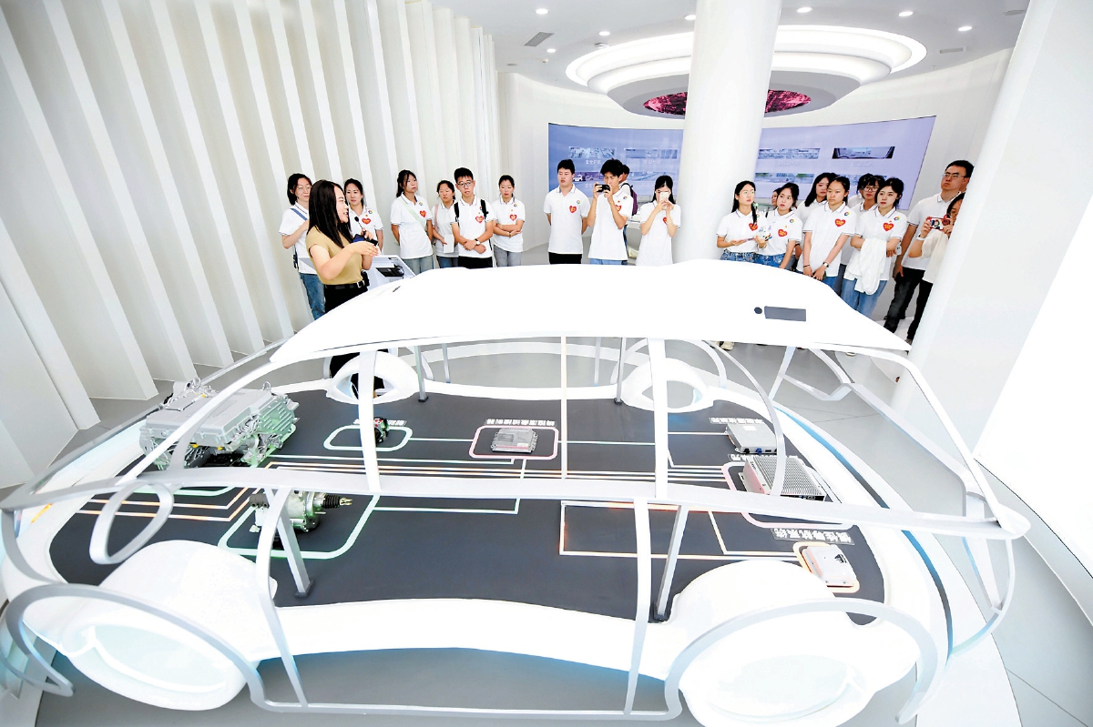 7月24日，“‘京’彩文化 青春绽放”行动计划“信仰行”举办“生动实践面对面”暑期实践活动，60余名高校师生走进北京市高级别自动驾驶示范区创新运营中心，沉浸式体验自动驾驶技术，感受新时代首都建设发展成就。