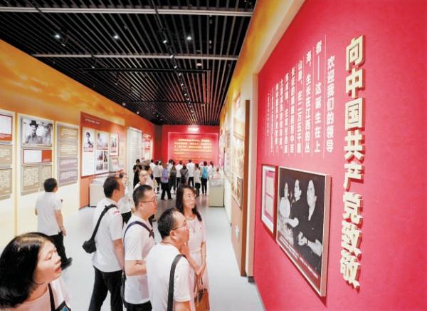 7月1日，许多党员、群众来到香山革命纪念馆，观看“永葆青春活力——香山时期中国共产党自我革命实践专题展览”。