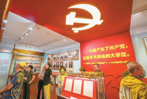 7月1日，不少市民来到北大红楼参观，回望党的奋斗历程，重温初心使命，庆祝党的生日。