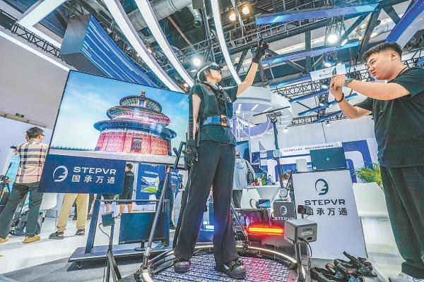 一台名为“元宇宙任意门”的设备，融合了激光定位、动作捕捉、机器人触觉、全向运动系统（VR万向跑步机）等技术，可还原包括嗅觉、触觉在内的六感，吸引众多参观者体验。
