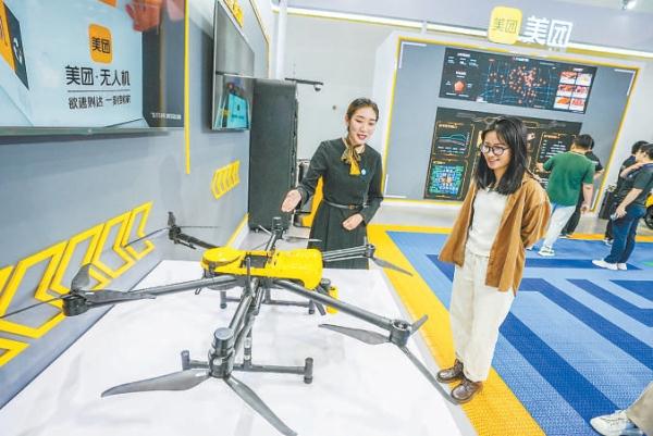在2023全球数字经济大会精品主题展展区，参观者在了解无人机、自动配送车、智能配送站等数字技术主导的服务产品。