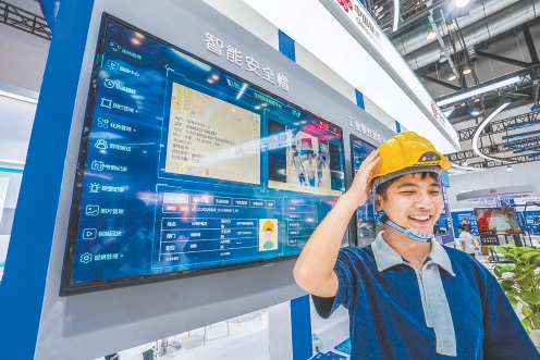 参观者在试戴具有“感知、分析、服务、指挥、监控”五位一体功能的中国联通智能安全帽。