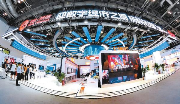 2023全球数字经济大会精品主题展亮点众多，描绘了数字世界未来场景。