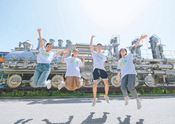 7月5日，五十余名高校师生作为首批体验官，来到了朝阳区E9区创新工场，参观由老旧厂房改造拓展的文化产业园区。