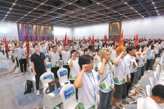 7月13日上午，平谷金海湖国际会展中心举办“千人百村”大学生暑期社会实践活动启动仪式。