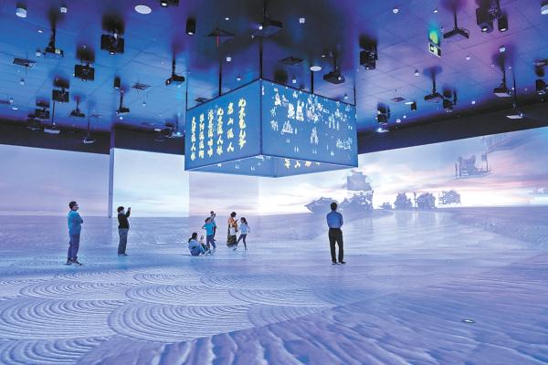 游客在大运河非遗数字体验馆观展。