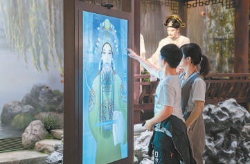 孩子们在体验“指尖上的非遗”。