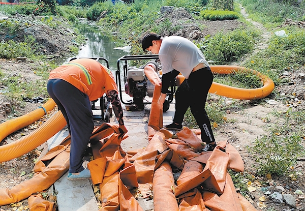 石景山区苹果园街道提前安排应急队伍清理辖区下水管道、清掏雨水箅子，并对易积水的琅山鱼池平房区，提前安装抽水泵，确保急雨来临时能及时清抽积水。