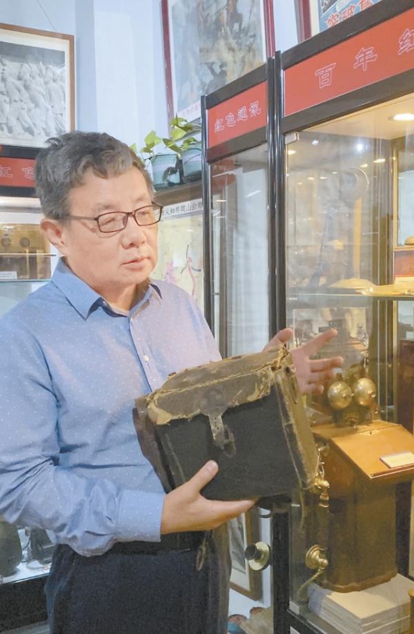 老电话博物馆馆长正在讲解。