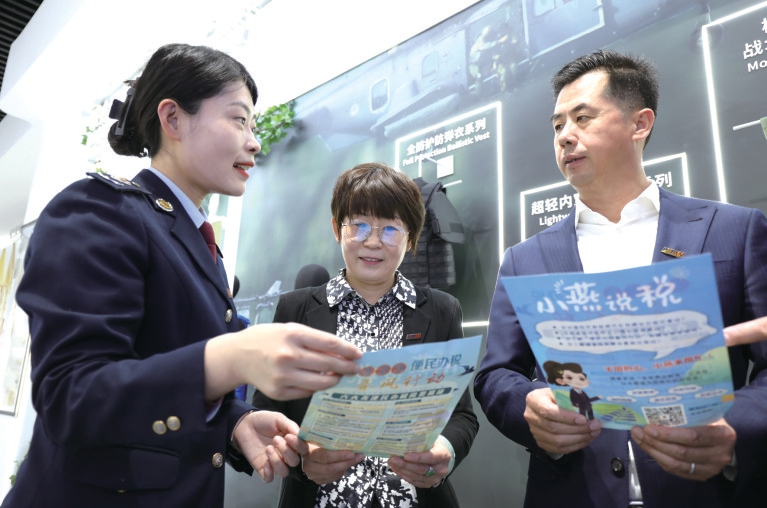 燕山地区税务局干部为跨京冀两地经营的北京普凡防护科技有限公司提供上门辅导，介绍便民办税春风行动新举措。