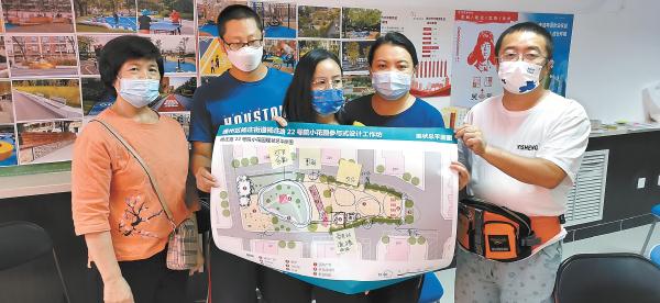 责任规划师和居民一起讨论花园改造方案。