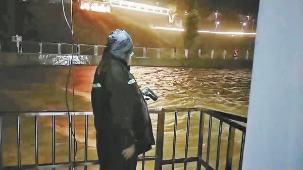 强降雨中，斋堂水库工作人员监测水文数据，进行提闸调度。