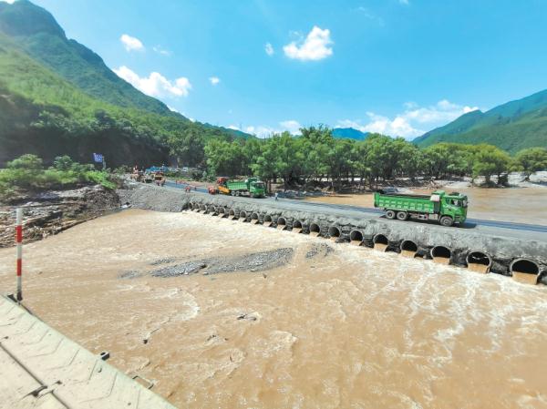青白口桥旁的跨河通路已经打通。
