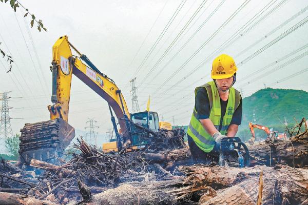 中铁建设用钩机和铲车清理河道上堆积的淤泥和杂物,同时以人工清理的方式,分别对河道和道路的断树残枝、垃圾进行集中清理。 中铁建设用钩机和铲车清理河道上堆积的淤泥和杂物,同时以人工清理的方式,分别对河道和道路的断树残枝、垃圾进行集中清理。