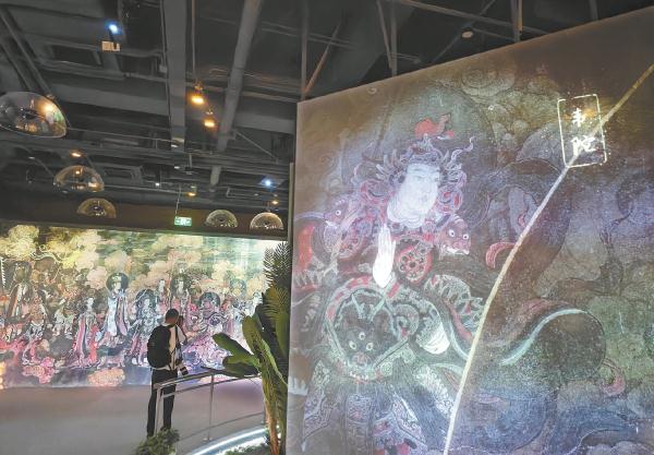 8月29日晚，游客在法海寺壁画艺术馆跟着数字“放大镜”，看国宝壁画真迹“活”起来、“潮”起来。