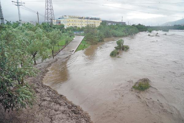 7月31日，门头沟区遭遇暴雨，永定河水暴涨。