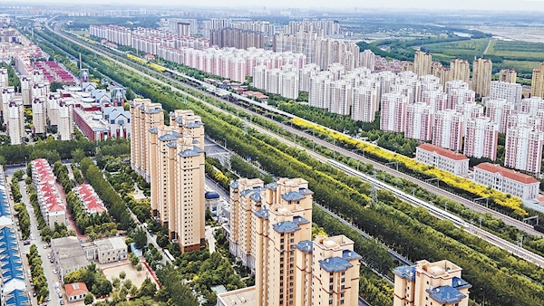 5月23日，一列复兴号动车组行驶在京津城际铁路线天津武清段。