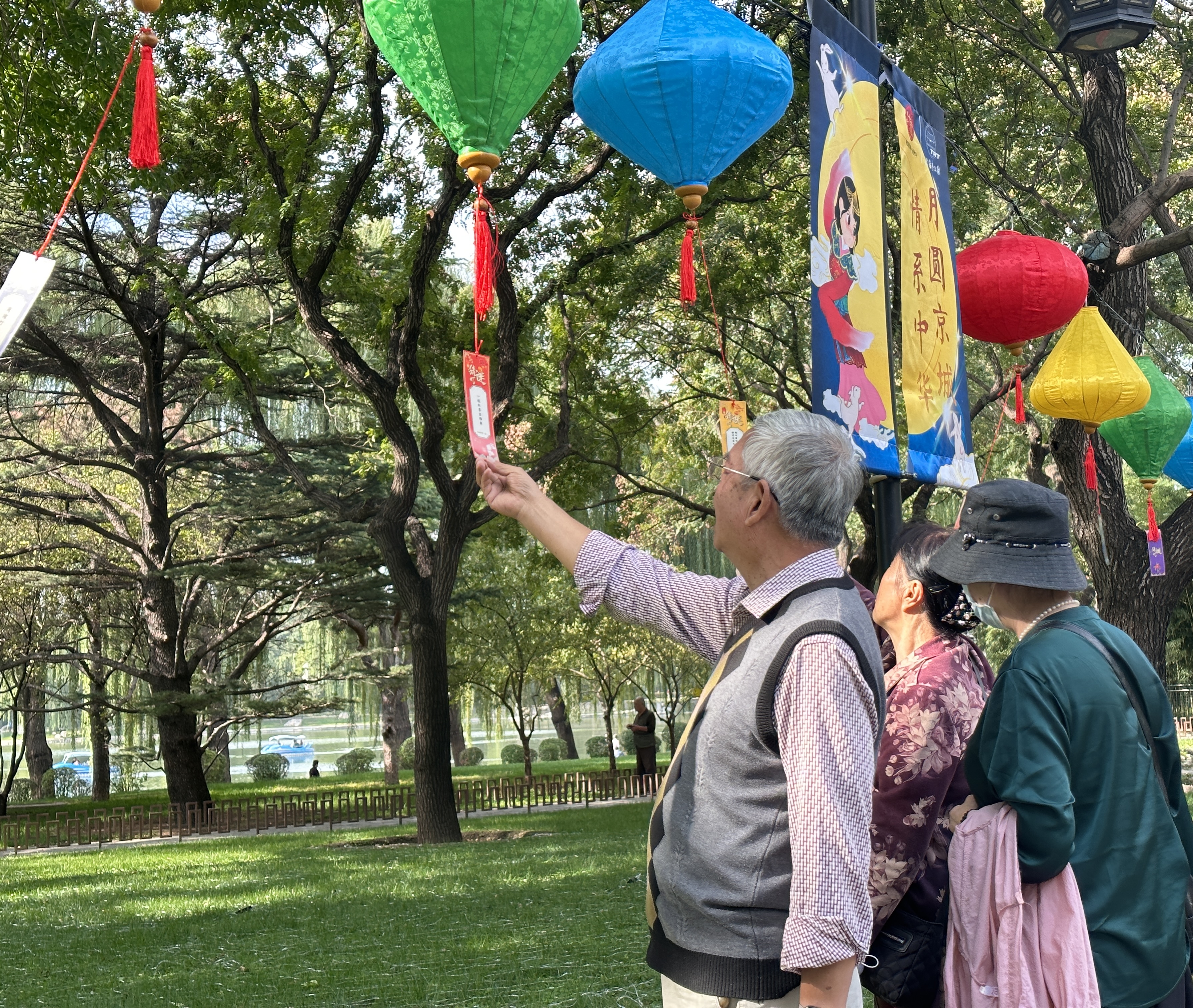 陶然亭公园东门主干路沿线悬挂了50米的灯谜灯笼