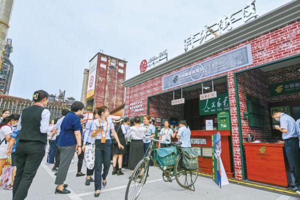 在服贸会金融服务专题展，数字人民币时光街区将数字人民币应用场景融入复古街区，吸引观众打卡体验。