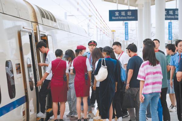 高铁串起了沿线居民的便捷交通生活。