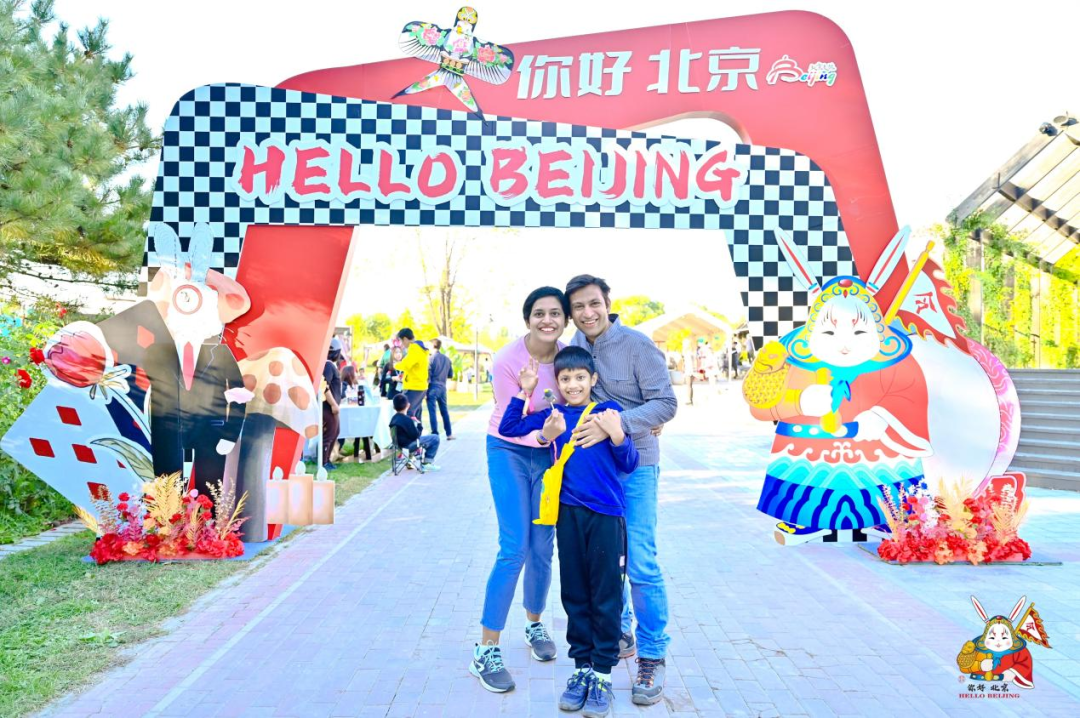 “你好 北京”——非遗家庭体验日 在京外国人深度体验首都文化活动亲子专场在圣露庄园欢乐举办