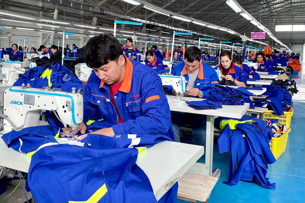 图为10月16日拍摄的京和纺织科技有限公司服装车间。