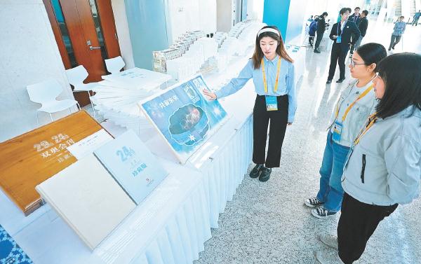 10月15日，位于国家会议中心E1、E2展厅及前厅的高峰论坛新闻中心试运行。