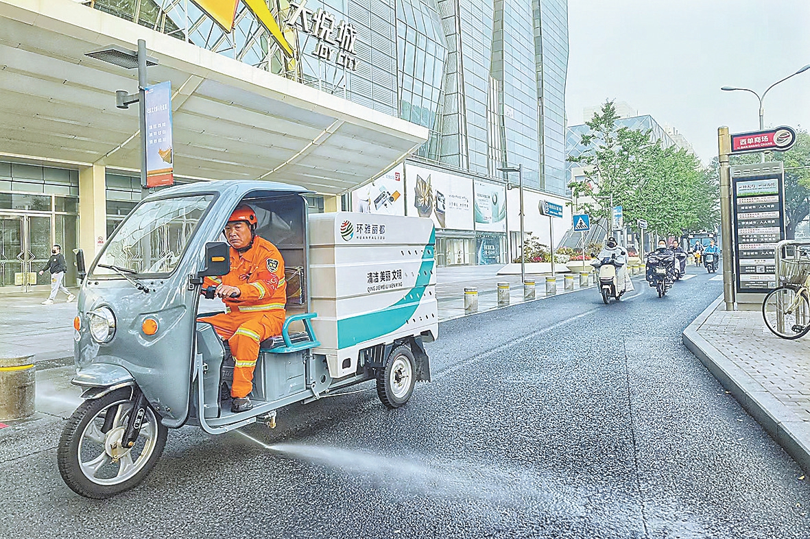 10月31日，西城环卫采用“人工＋机械”配合的作业方式，全方位开展保洁降尘作业，保障良好城市环境。