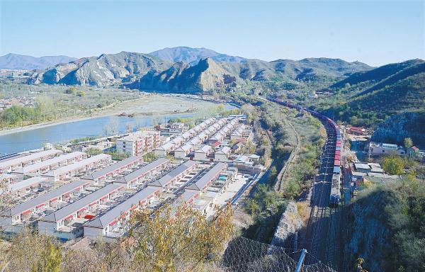 11月11日，门头沟区妙峰山镇水峪嘴村新貌。遭遇海河“23·7”流域性特大洪水至今，水峪嘴村受损房屋、道路、基础设施等已全部修缮恢复完工，村民可以平安温暖过冬。