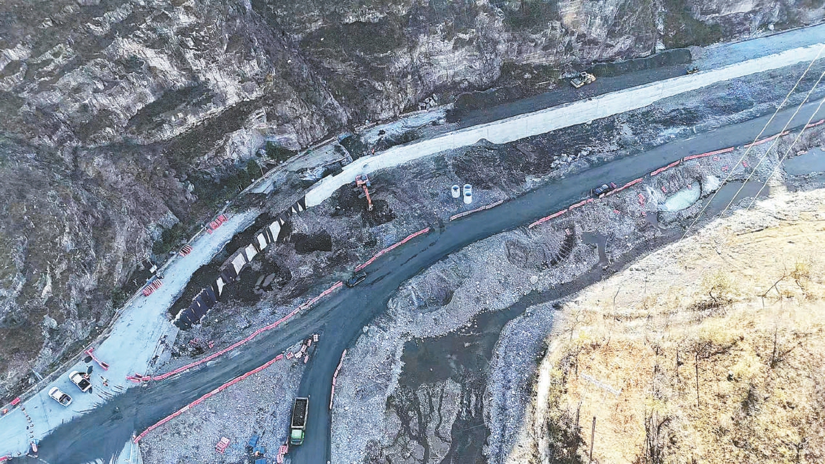 房山涞宝路水毁路段正在进行路基施工。