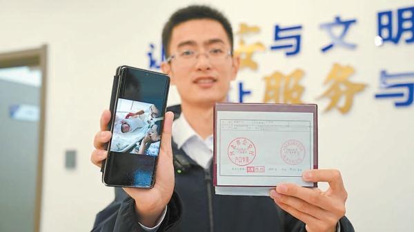 11月1日张恺熙的父亲张雷展示户籍页。